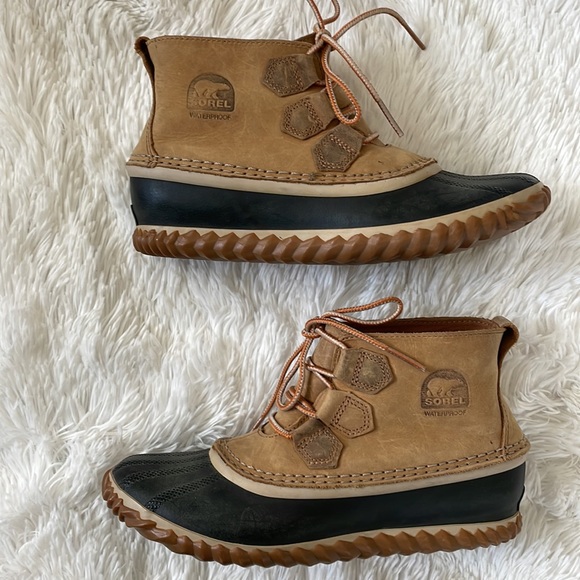Sorel Out and About Waterproof Leather Ankle Boots size 8. Fit size 7 better. - Picture 2 of 9